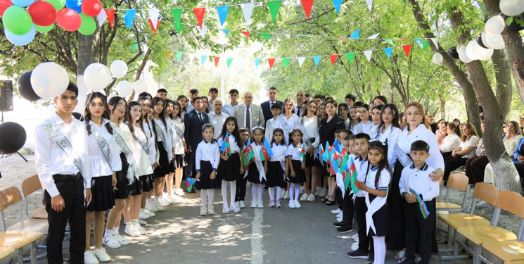 İcra başçısı Gəlmə kənd tam orta ümumtəhsil məktəbində keçirilən “Son zəng” tədbirində iştirak edib